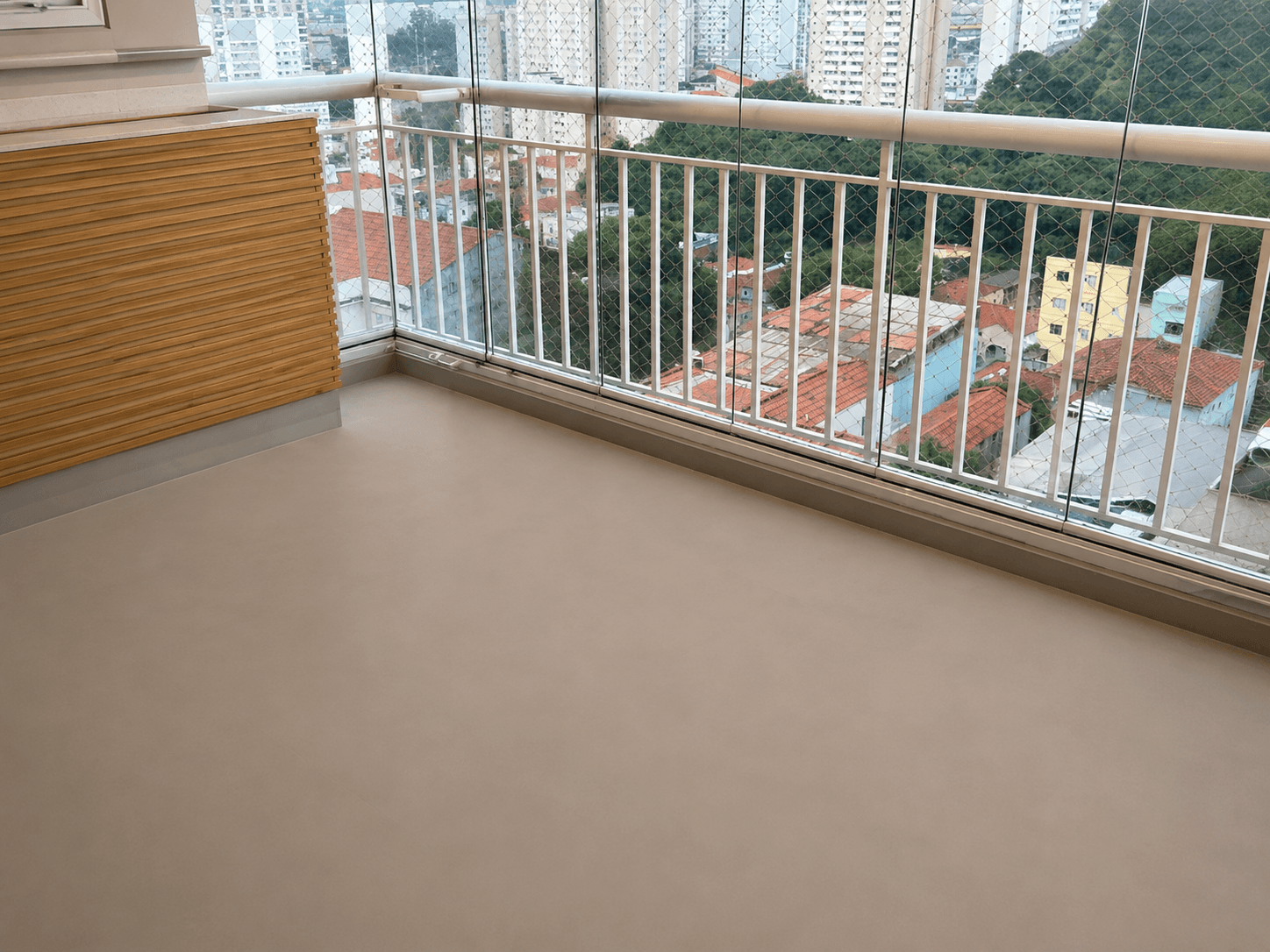 Superfície nivelada em varanda residencial