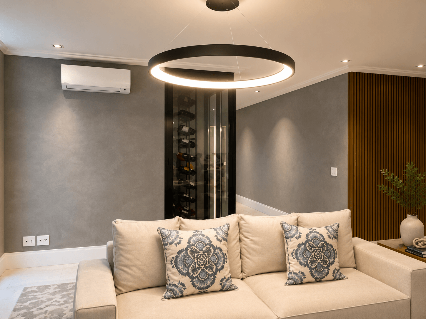 Sala contemporânea com parede em acabamento cinza